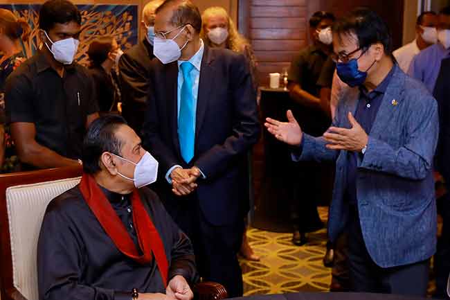 முக்கிய பிரமுகர்களுடன் விருந்துபசாரம்