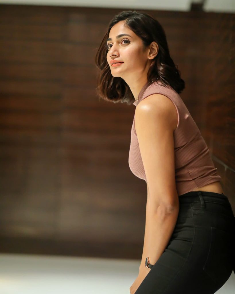 ஸ்லிம்மாக மாறிய  லொஸ்லியா..