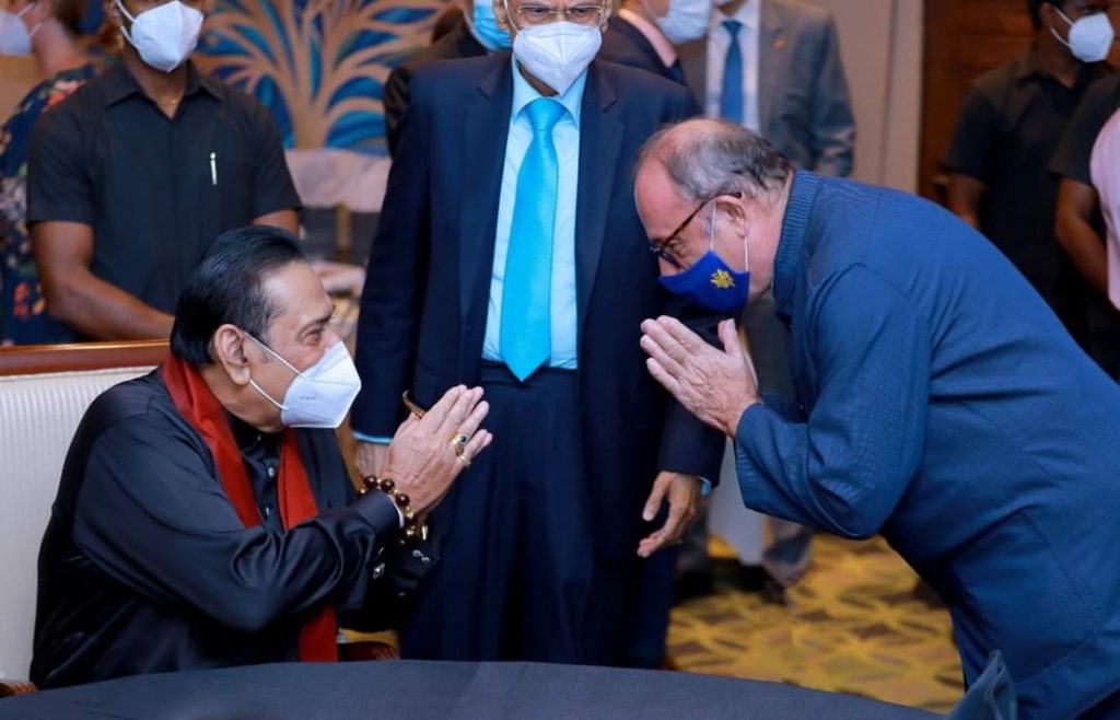 முக்கிய பிரமுகர்களுடன் விருந்துபசாரம்