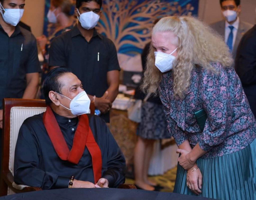 முக்கிய பிரமுகர்களுடன் விருந்துபசாரம்