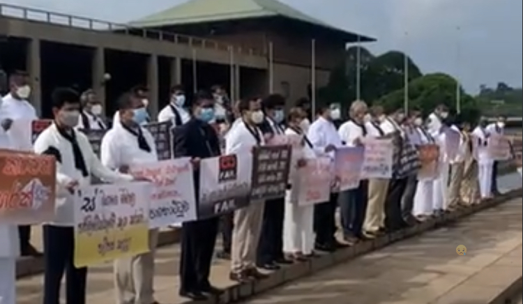 பாராளுமன்றத்தில் போராட்டம்