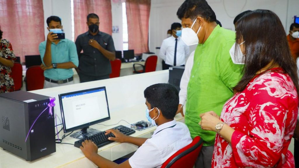 பரந்தன் இந்நு வித்தியாலயத்திற்கு கணினி திரைகள் கையளிப்பு