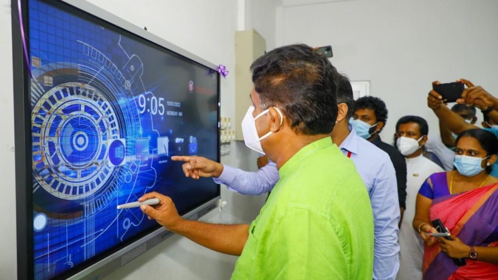 பரந்தன் இந்நு வித்தியாலயத்திற்கு கணினி திரைகள் கையளிப்பு