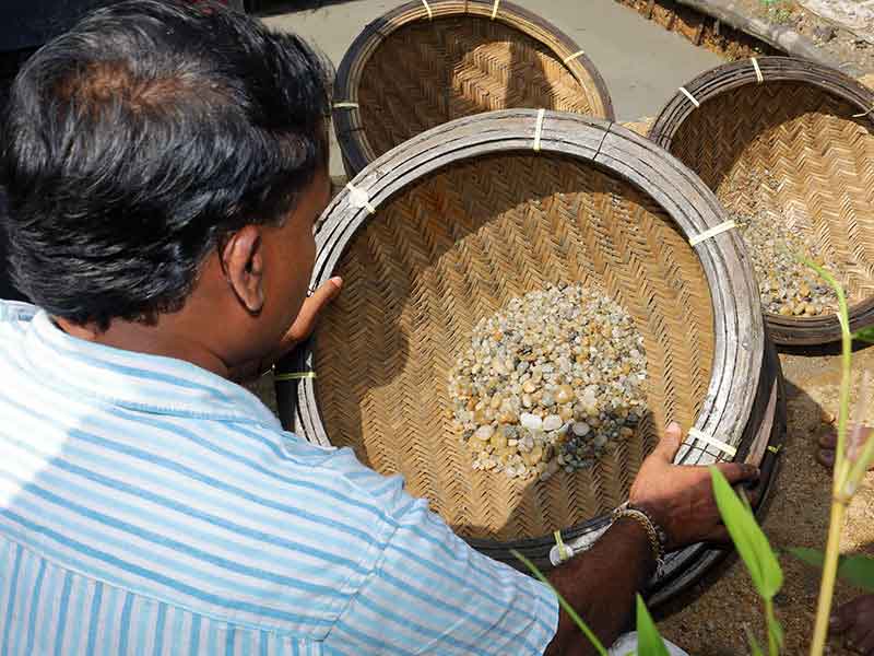 மாணிக்கக்கல் அகழ்வில் ஈடுபட்டவர்கள் கைது