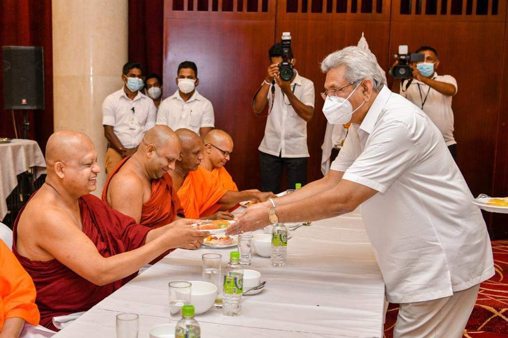 மகா சங்கத்தினருக்கு அன்னதானம் வழங்கல்