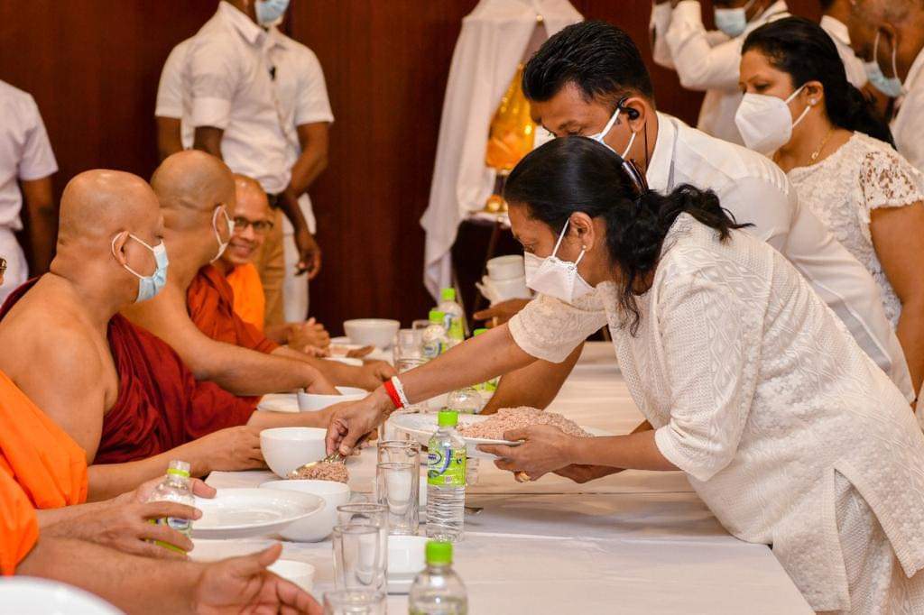 மகா சங்கத்தினருக்கு அன்னதானம் வழங்கல்