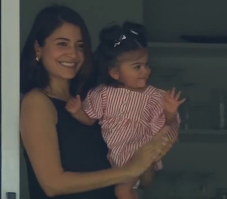 முதன்முறையாக மகளின் முகத்தை  காட்டிய அனுஷ்கா ஷர்மா