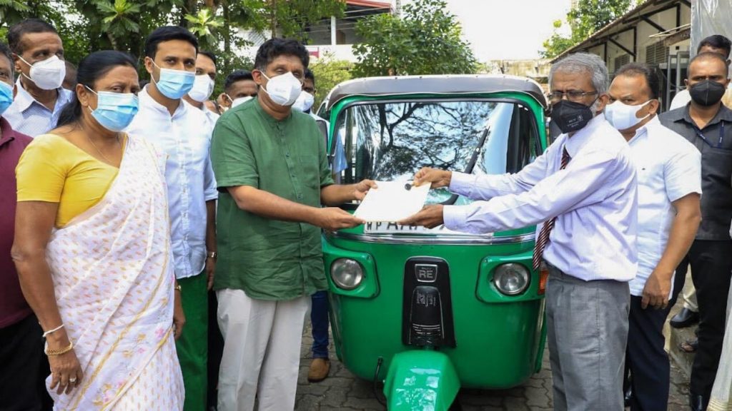 V8 இல் செல்லும் அமைச்சர்கள் மக்களை சைக்கிளில் போகட்டுமாம் - சஜித்