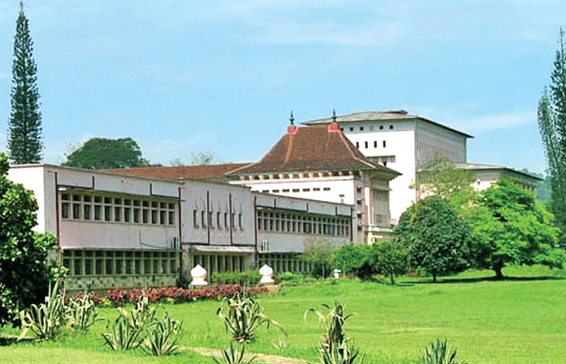 பேராதனைப் பல்கலையில் 64 மாணவர்களுக்கு கொவிட்