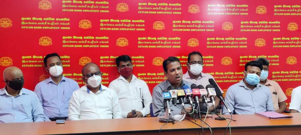 அரச வங்கிகளில் அரசியல் ரீதியான முடிவுகளினால் மக்களுக்கு பாதிப்பு