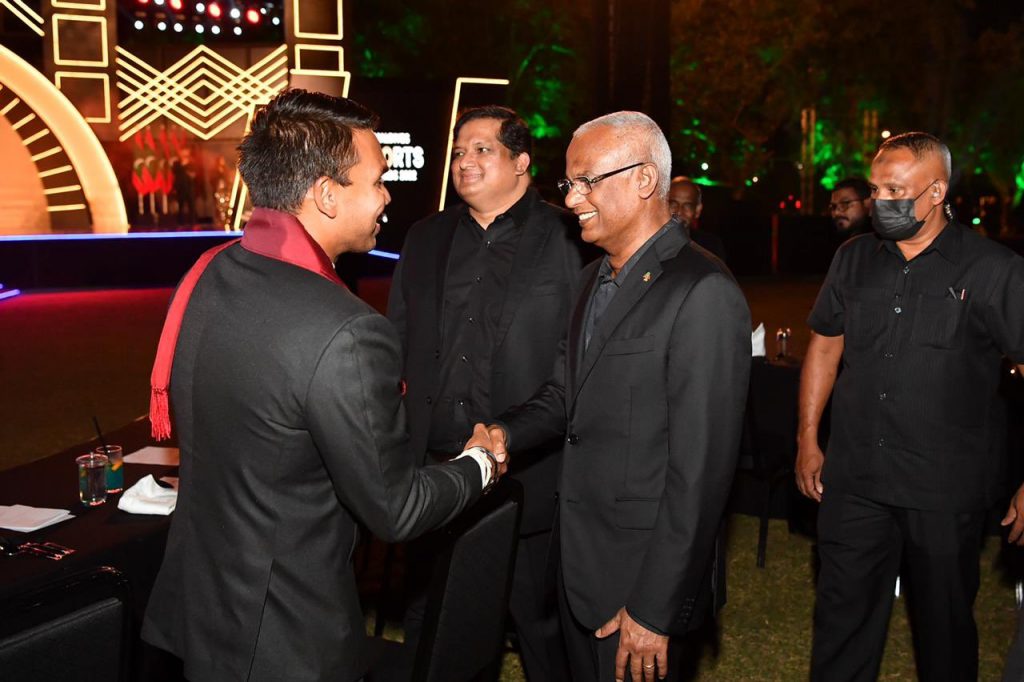 நாடே பற்றி எரியுது. அமைச்சருக்கு தண்ணீல விளையாட்டு!