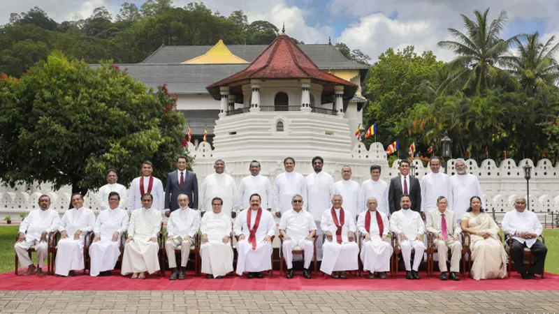 அமைச்சரவை பதவி விலகுகிறது