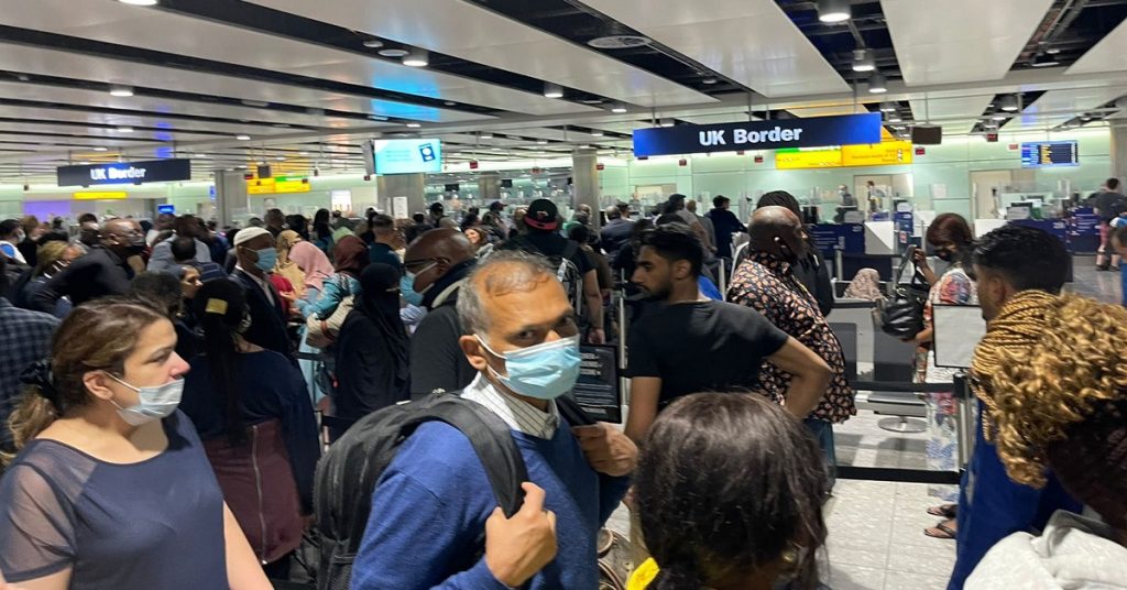 இலங்கையை பின்பற்றி பிரித்தானிய விமான நிலையத்திலும் வரிசை.