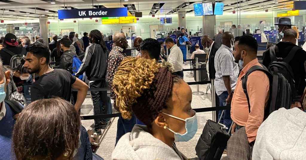 இலங்கையை பின்பற்றி பிரித்தானிய விமான நிலையத்திலும் வரிசை.