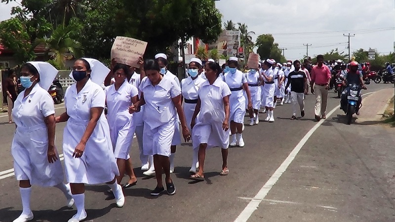 மட்டக்களப்பில் வைத்திய ஊழியர்கள் போராட்டம்.