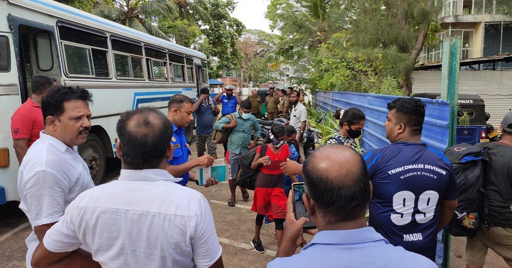 சட்ட விரோதமாக வெளிநாடு செல்ல முயற்சித்தவர்கள் கைது