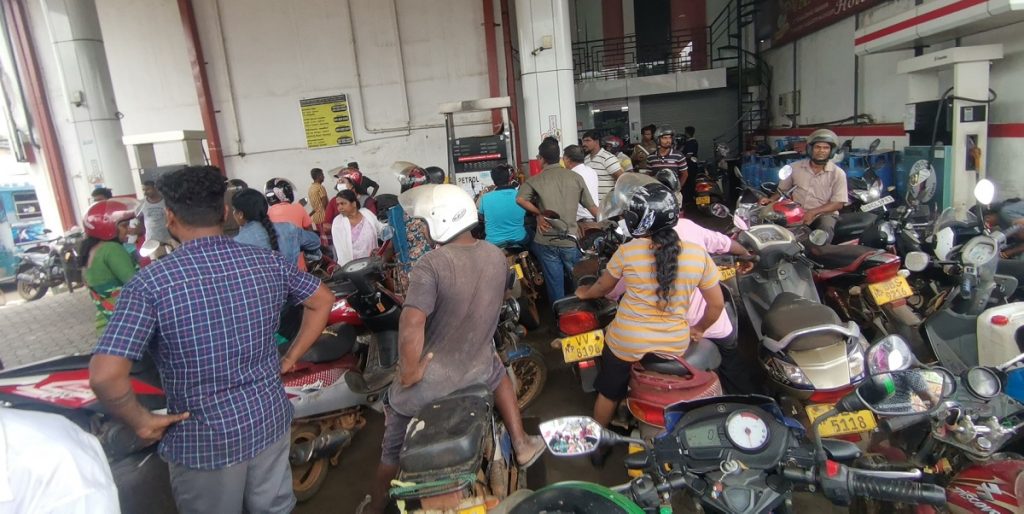 வவுனியாவில் எரிபொருளில்லாததனால் பதட்டமான சூழ்நிலை