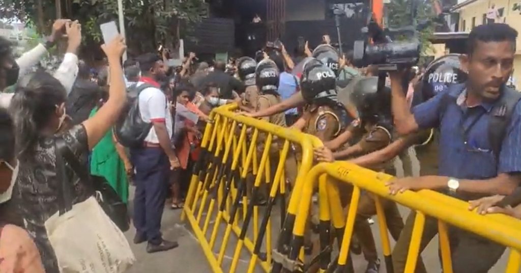 பிரதமர் ரணில் வீட்டுக்கு முன்னதாக பதற்றம்