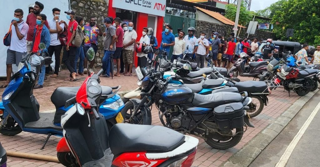 நாட்டு சிக்கலுக்கு மத்தியிலும் களைகட்டும் கிரிக்கெட்