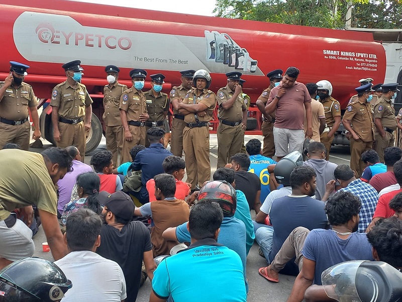 வவுனியாவில் எரிபொருள் வண்டியை தடுத்து வீதி மறியல் போராட்டம்