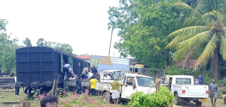 வவுனியாவில் தமிழக நிவாரண பொருட்கள் விநியோகம்