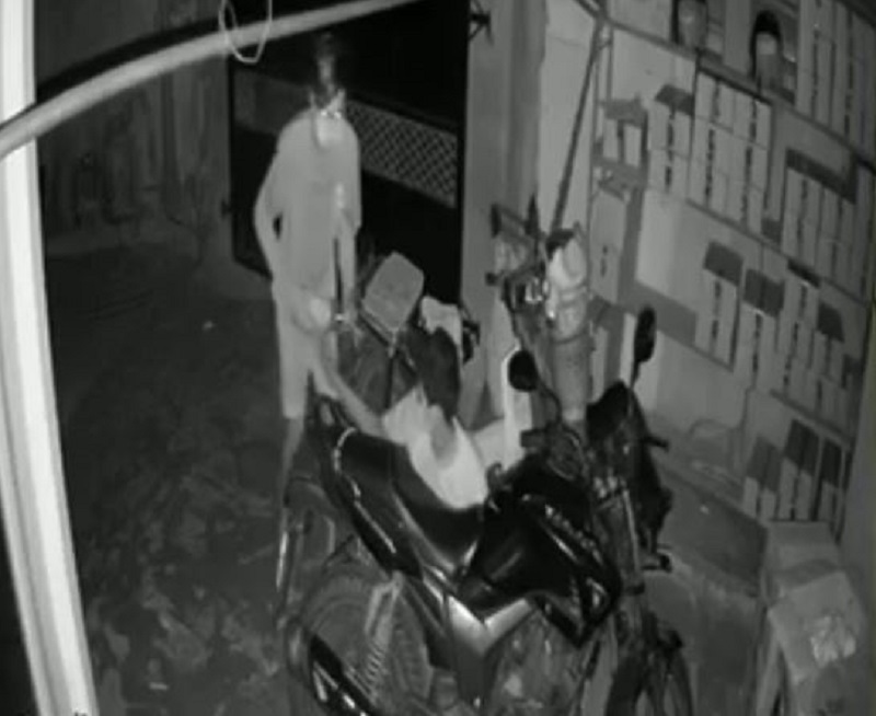 யாழில் வீட்டினுள் புகுந்து பெற்றோல் திருட்டு