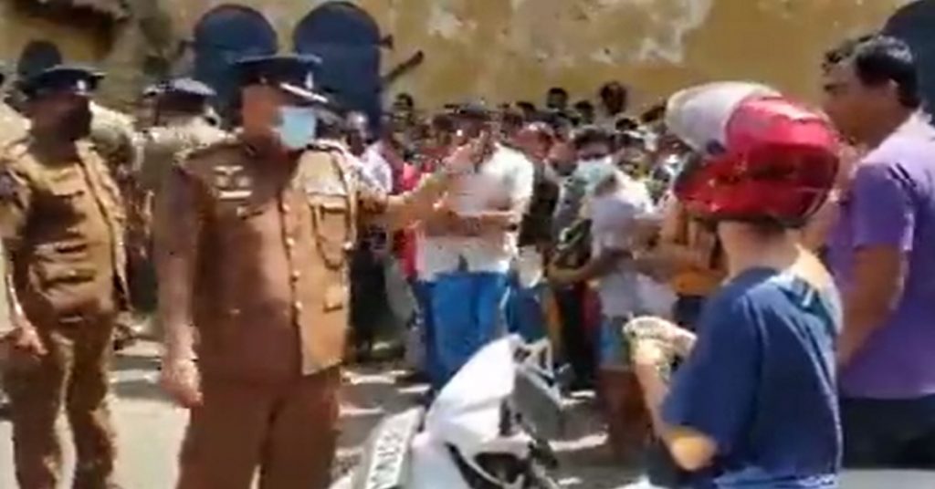 சுற்றுலா பயணிக்கு பெற்றோல் மறுத்த பொலிஸ் அதிகாரிக்கு எதிராக முறைப்பாடு