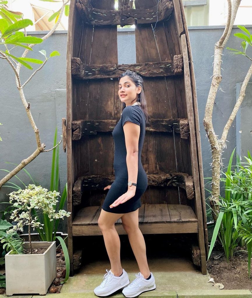 கறுப்புடையில் கட்டழகு லொஸ்லியா