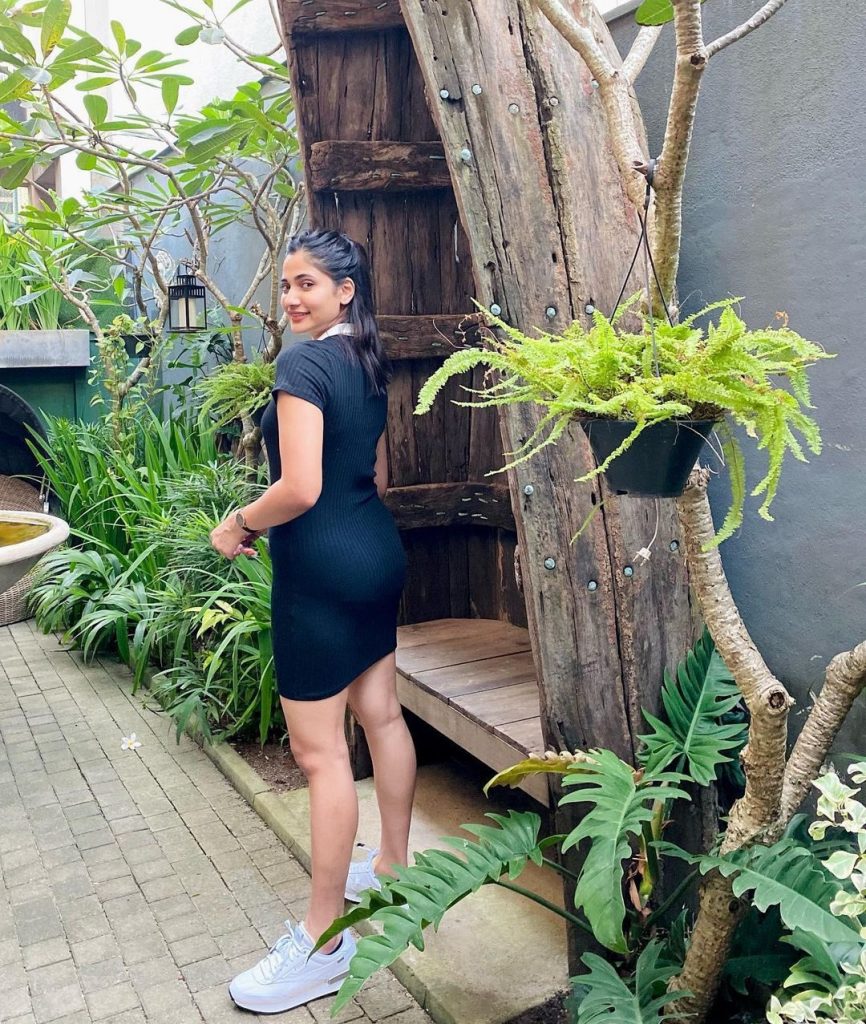 கறுப்புடையில் கட்டழகு லொஸ்லியா