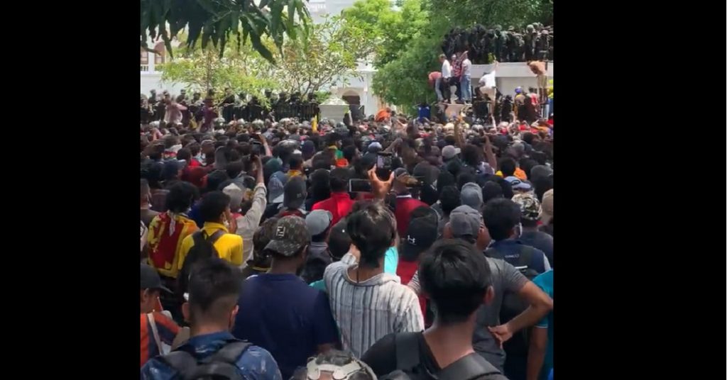 அலரி மாளிகை முன்னதாக போராட்டம்.