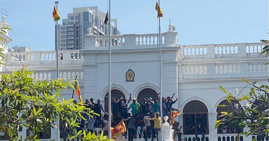 அரசாங்க இடங்களிலிந்து விலகுவதாக போராட்டக்காரர்கள் அறிவிப்பு.