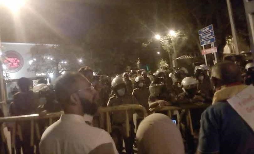 பிரதமரை பதவி விலக கோரி போராட்டம்