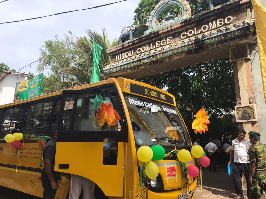 பம்பலப்பிட்டி இந்துக் கல்லூரிக்கு சஜித் பஸ் வழங்கினார்.