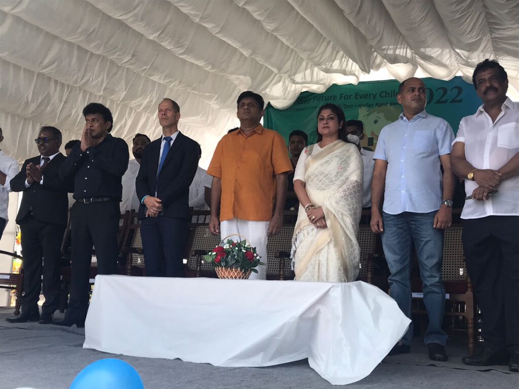 பம்பலப்பிட்டி இந்துக் கல்லூரிக்கு சஜித் பஸ் வழங்கினார்.