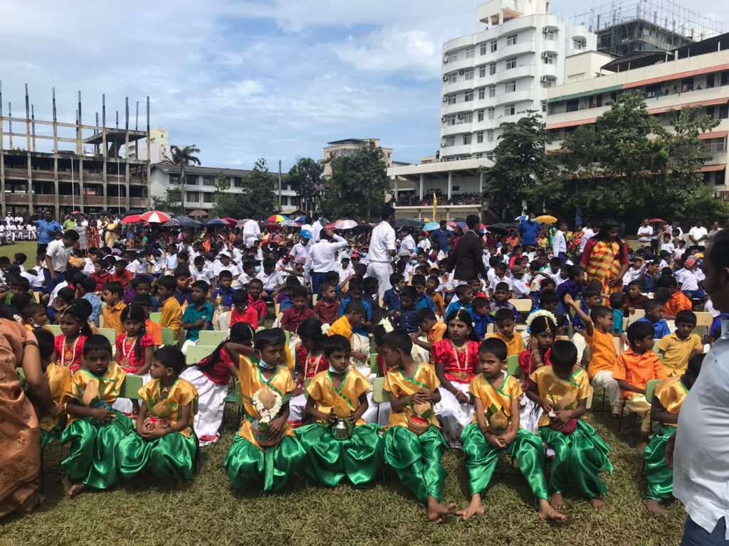 பம்பலப்பிட்டி இந்துக் கல்லூரிக்கு சஜித் பஸ் வழங்கினார்.