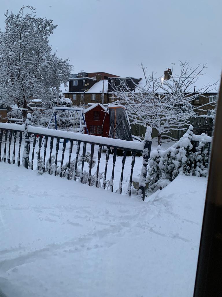 இங்கிலாந்தில் கடும் பனிப்பொழிவு - பாடசாலைகளுக்கு விடுமுறை.