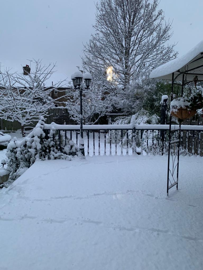 இங்கிலாந்தில் கடும் பனிப்பொழிவு - பாடசாலைகளுக்கு விடுமுறை.