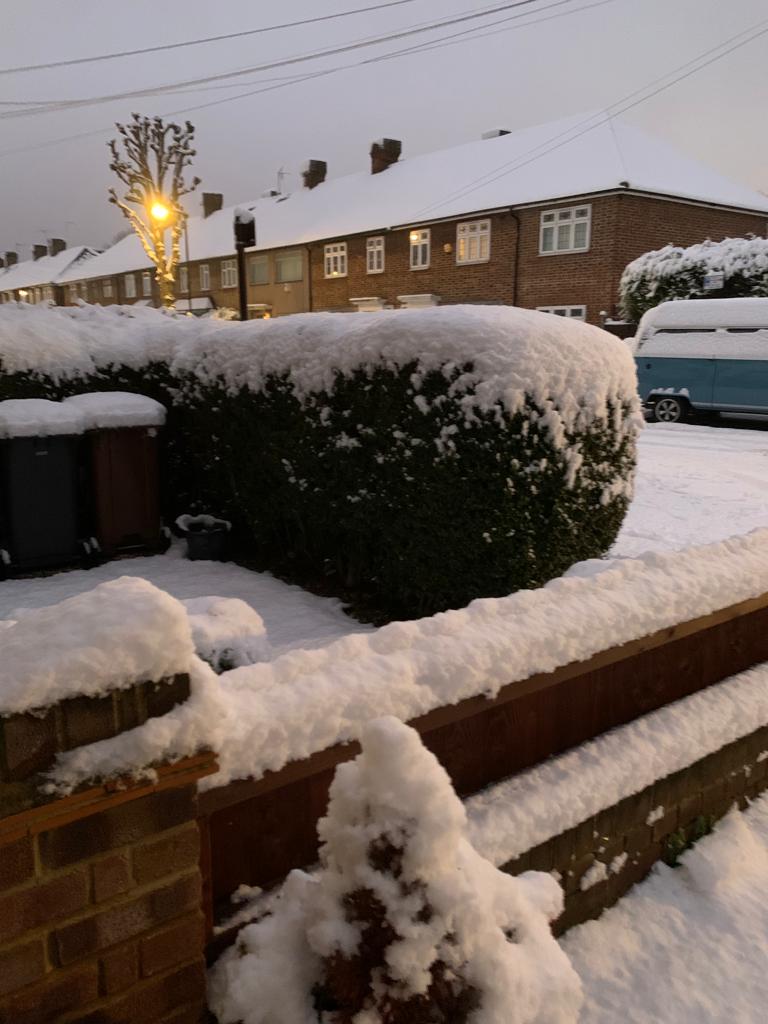 இங்கிலாந்தில் கடும் பனிப்பொழிவு - பாடசாலைகளுக்கு விடுமுறை.