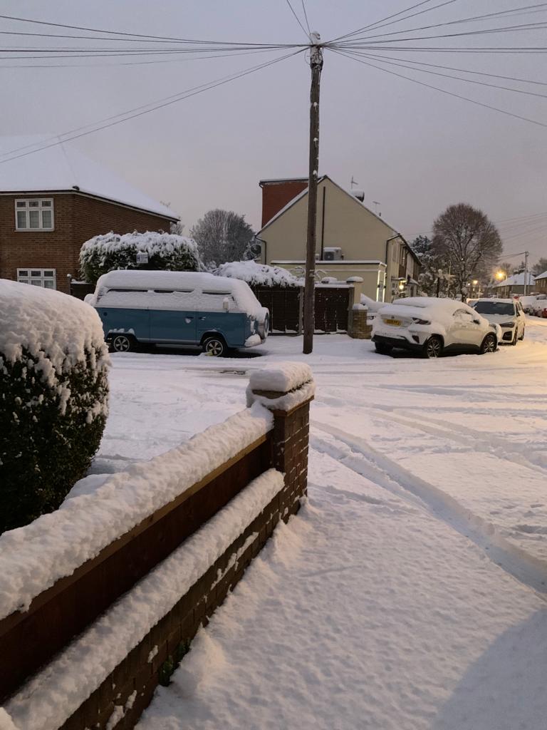 இங்கிலாந்தில் கடும் பனிப்பொழிவு - பாடசாலைகளுக்கு விடுமுறை.