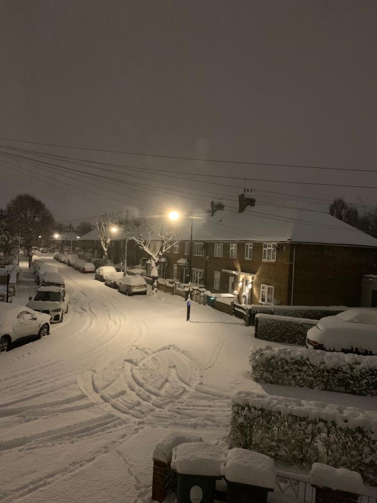 இங்கிலாந்தில் கடும் பனிப்பொழிவு - பாடசாலைகளுக்கு விடுமுறை.