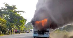 தீப்பற்றி எறிந்த பயணிகள் பேருந்து!