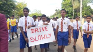 வவுனியாவில் வீதி பாதுகாப்பு வாரத்தையொட்டி மாணவர்களின் பேரணி