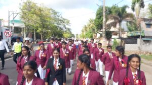 வவுனியாவில் வீதி பாதுகாப்பு வாரத்தையொட்டி மாணவர்களின் பேரணி