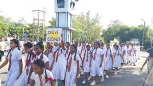 வவுனியாவில் வீதி பாதுகாப்பு வாரத்தையொட்டி மாணவர்களின் பேரணி