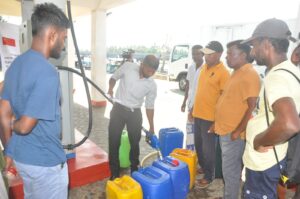 கடற்றொழிலாளர்களுக்கு சீனா மண்ணெண்ணை நன்கொடை -  அமைச்சர் டக்ளஸ் நன்றி தெரிவிப்பு!