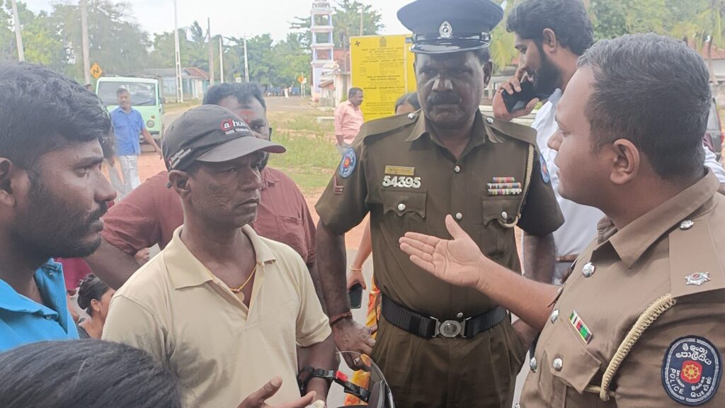 உதவித் திட்ட பதிவுகளில் முறைகேடு - வவுனியாவில் மக்கள் போராட்டம்!