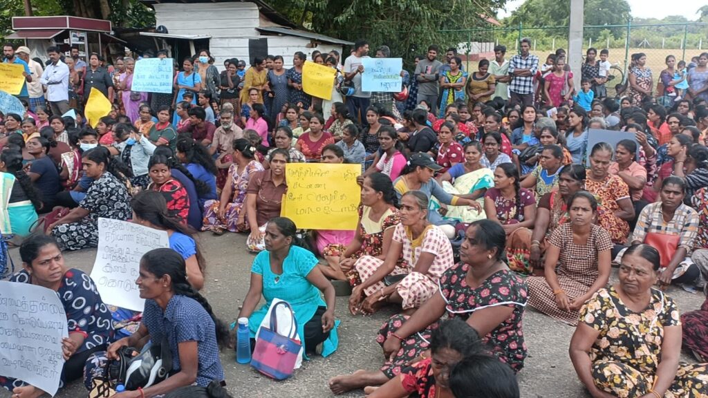உதவித் திட்ட பதிவுகளில் முறைகேடு - வவுனியாவில் மக்கள் போராட்டம்!
