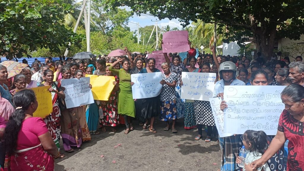 உதவித் திட்ட பதிவுகளில் முறைகேடு - வவுனியாவில் மக்கள் போராட்டம்!