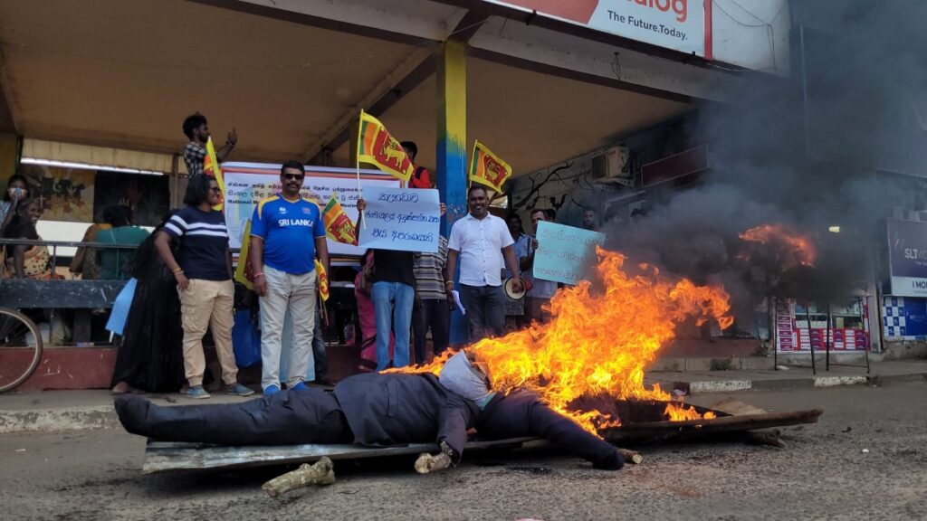 வவுனியாவில் கனடா பிரதமருக்கு எதிராக போராட்டம் : உருவ பொம்மைகள் எரிப்பு!