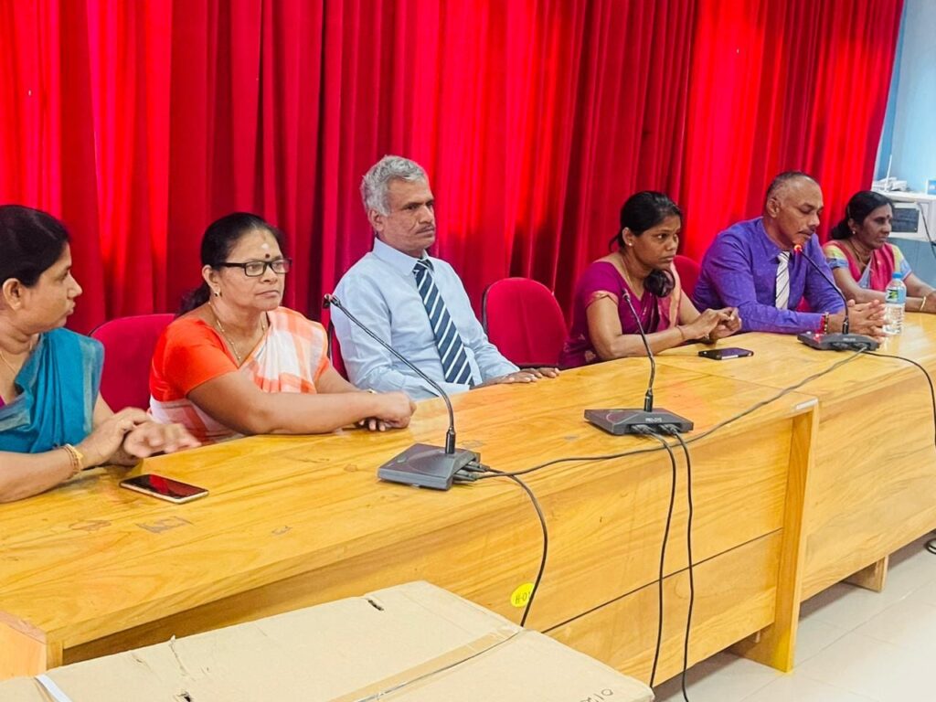 முல்லைத்தீவு மாவட்டத்தில் நிலக்கடலை, களை சாறும் இயந்திரம் வழங்கி வைப்பு!